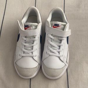 Boys nike shoes white and navy
